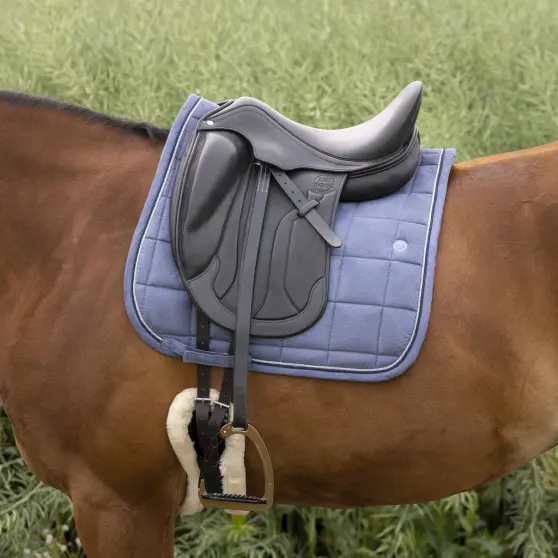 tapis-de-selle-equitheme-suede-dressage (6).webp