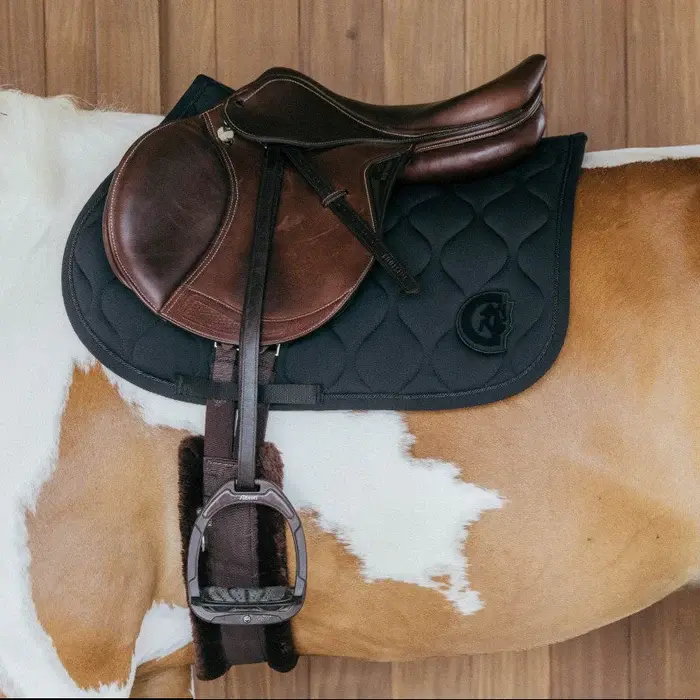 Kentucky_horseware_Tapis_de_selle_Wave_jumping_3D_logo_noir_2_e94b55e1-e9ca-4fbf-957e-0459f2d3803c.webp