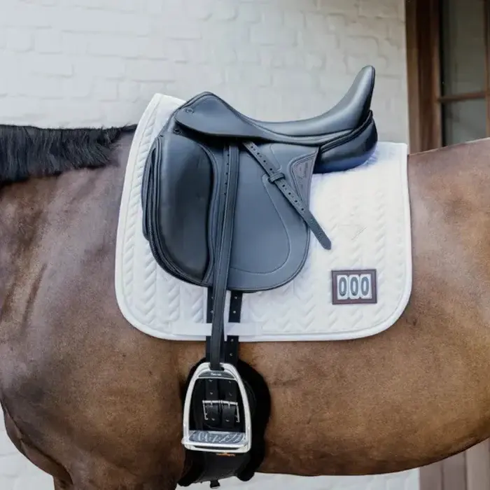 KENTUCKY_-_Tapis_dressage_Fishbone_Competition_2_numeros_blanc_1_605940f5-1b10-42d9-a1a9-88c3964a97a6.webp