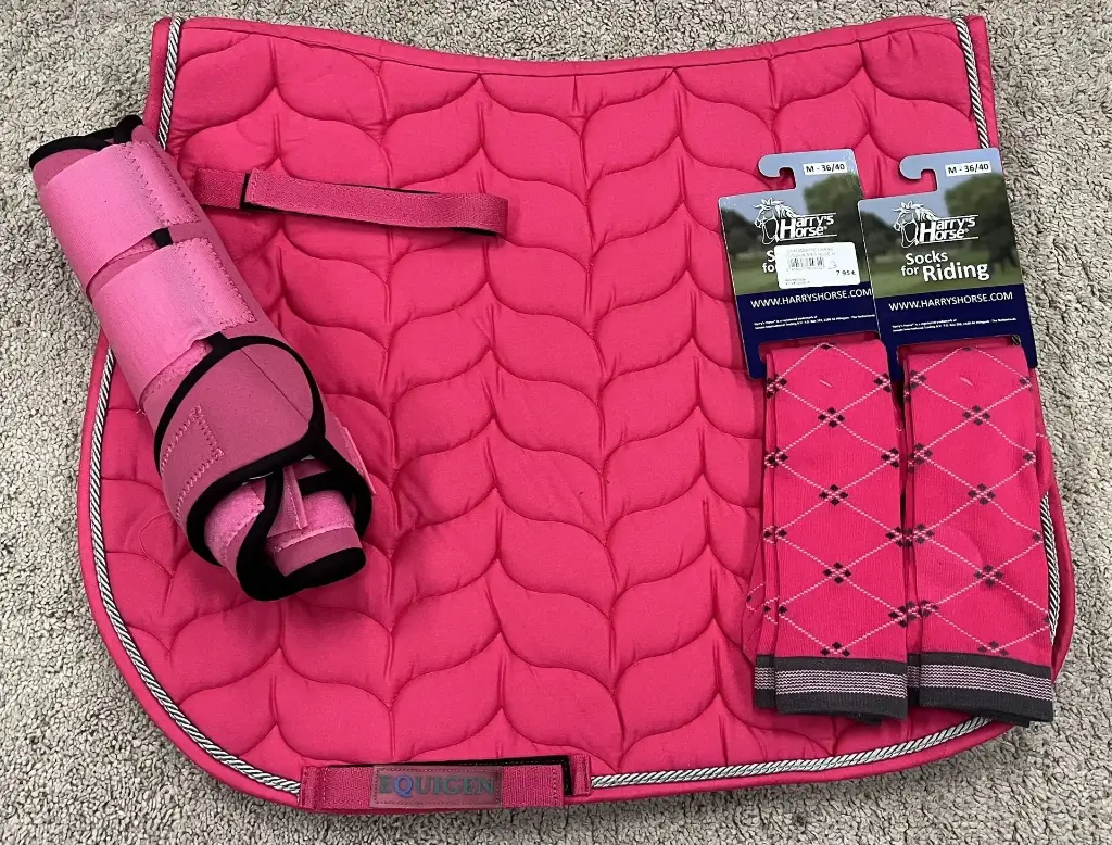 ENSEMBLE TAPIS ALICIA MIXTE +2 PAIRES DE CHAUSSETTES CARREE + GUETRES NEOPRENE HORZE SUPREME