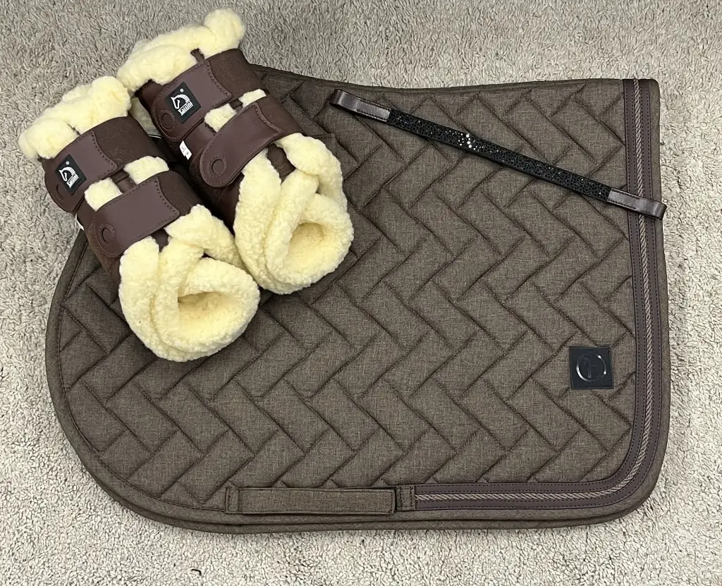 ENSEMBLE TAPIS DE SELLE NATURE HORZE + 2 PAIRES DE  PROTEGE TENDONS TATTINI + FRONTAL STRASS