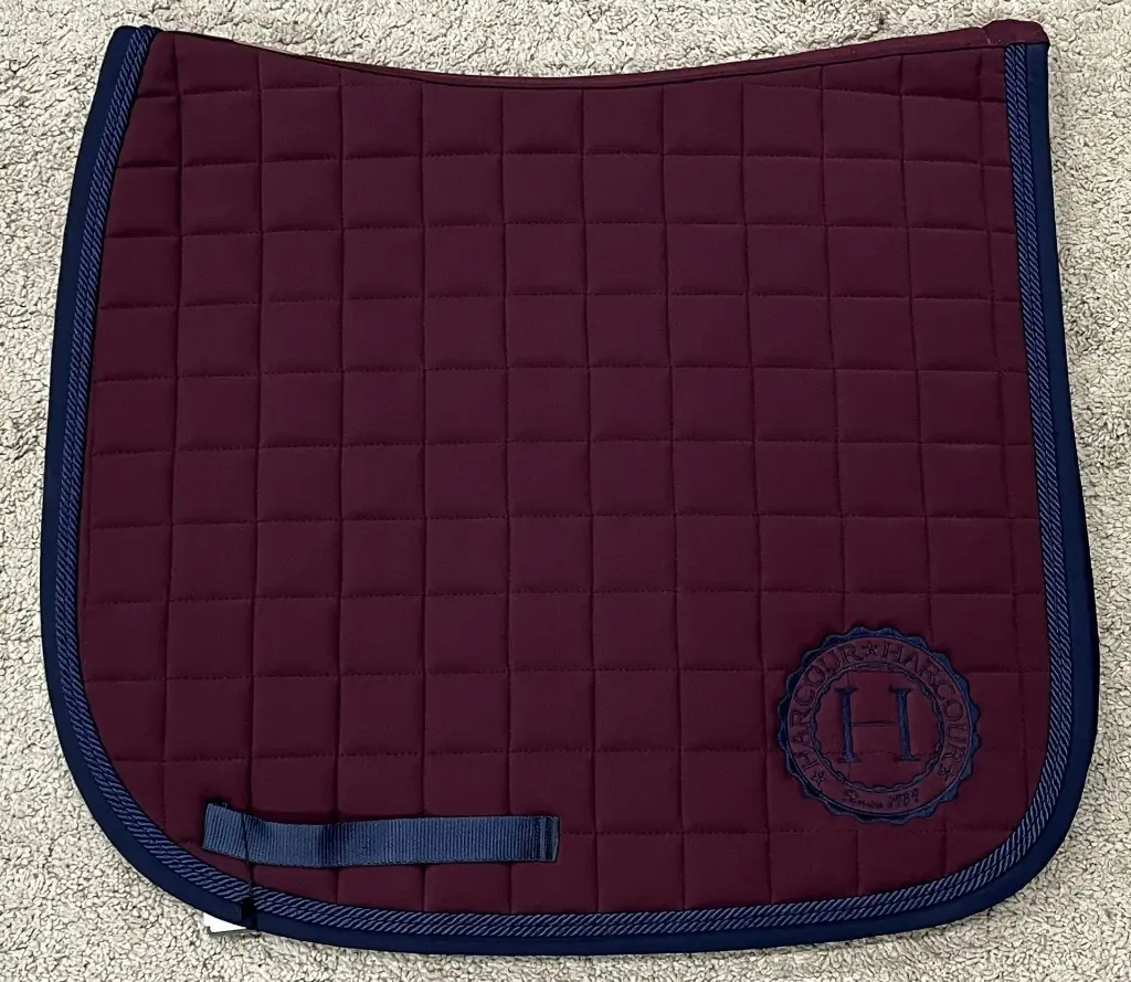 TAPIS DE SELLE STORM WINTER VIOLINE DRESSAGE HARCOUR. UNIQUEMENT SUR NOTRE SITE INTERNET.