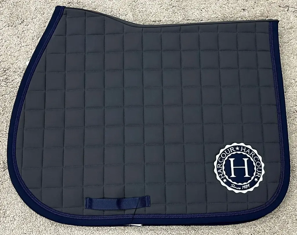 TAPIS DE SELLE SAFINE GRIS CHINE CSO HARCOUR. UNIQUEMENT SUR NOTRE SITE INTERNET.