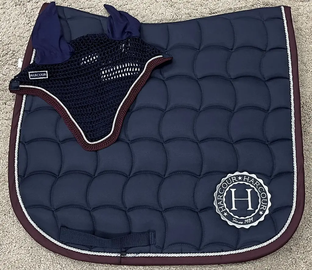 TAPIS SOLY + BONNET FOLY MARINE DRESSAGE HARCOUR. UNIQUEMENT SUR NOTRE SITE INTERNET.