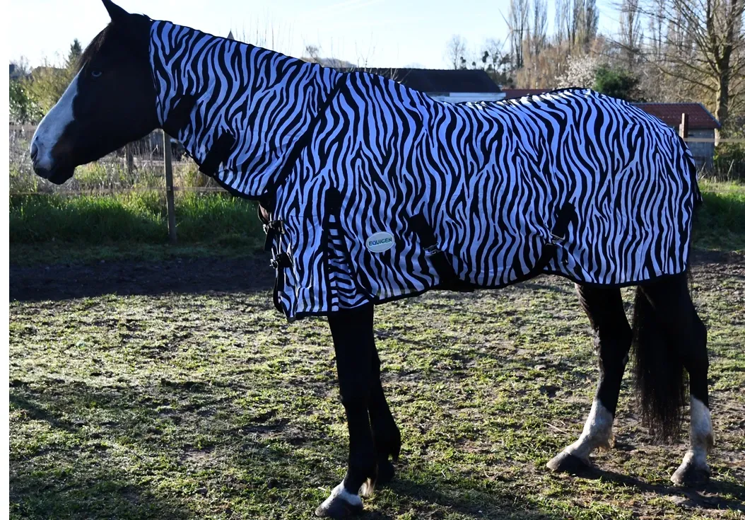 2 couvertures anti-mouche avec cou intégré non amovible 59.99€/2pcs.Déjà adoptée par de nombreux cavaliers.