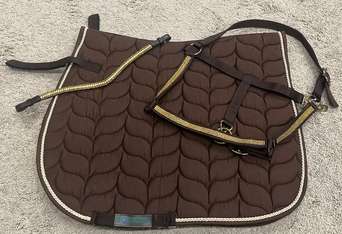 Ensemble Tapis de selle Alicia mixte + Licol Horze Carlisle + Frontal nature made leisure