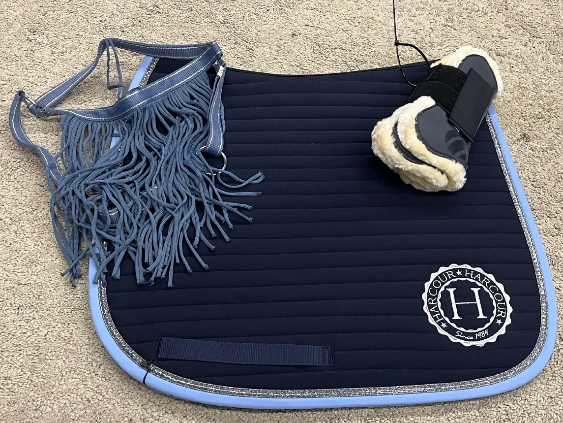 Ensemble Tapis de selle Karembar Harcour +Guêtres protège-tendons Caliber avec fourrure Horze + Licol franges anti-mouches