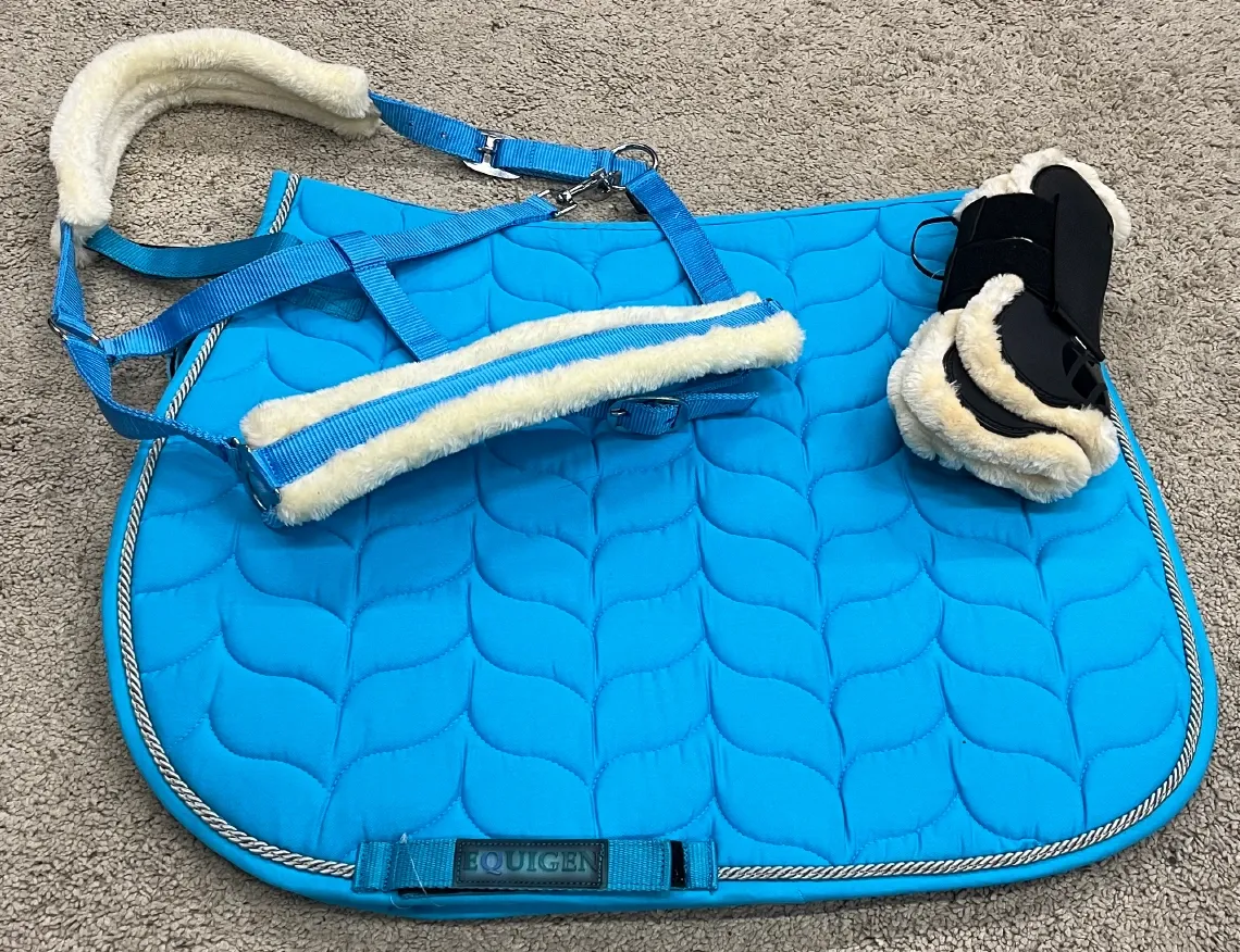 Ensemble Tapis de selle Alicia mixte + Licol Norton mouton synthétique doux  + Guêtres protège-tendons Caliber avec fourrure Horze