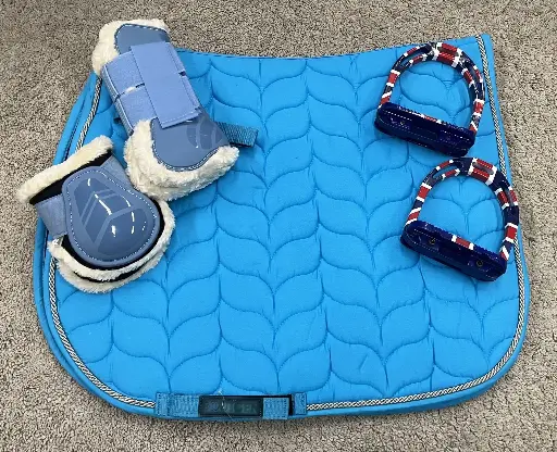 ENSEMBLE TAPIS ALICIA MIXTE + HORZE CALIBER TENDON BOOTS + PROTEGE BOULET HORZE CALIBER + ETRIER FLAGS
